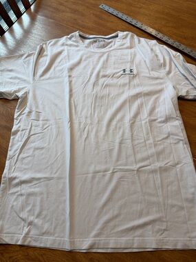 Under Armour Men’s White Short Sleeve Performance Tee with Gray Logo Accent